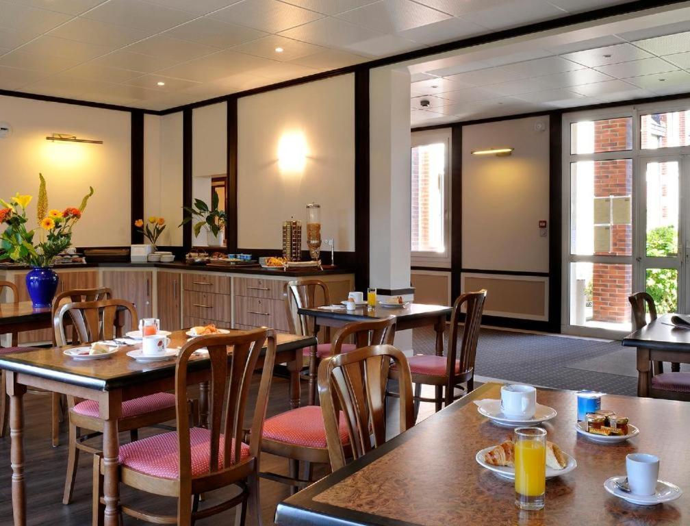 Logis Hotel Restaurant Du Labrador Saint-Benoit-sur-Loire Bagian luar foto