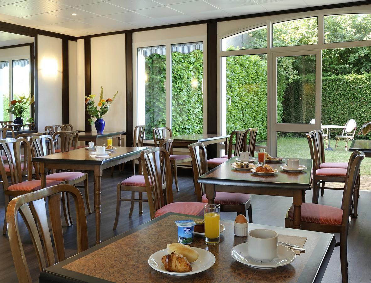 Logis Hotel Restaurant Du Labrador Saint-Benoit-sur-Loire Bagian luar foto