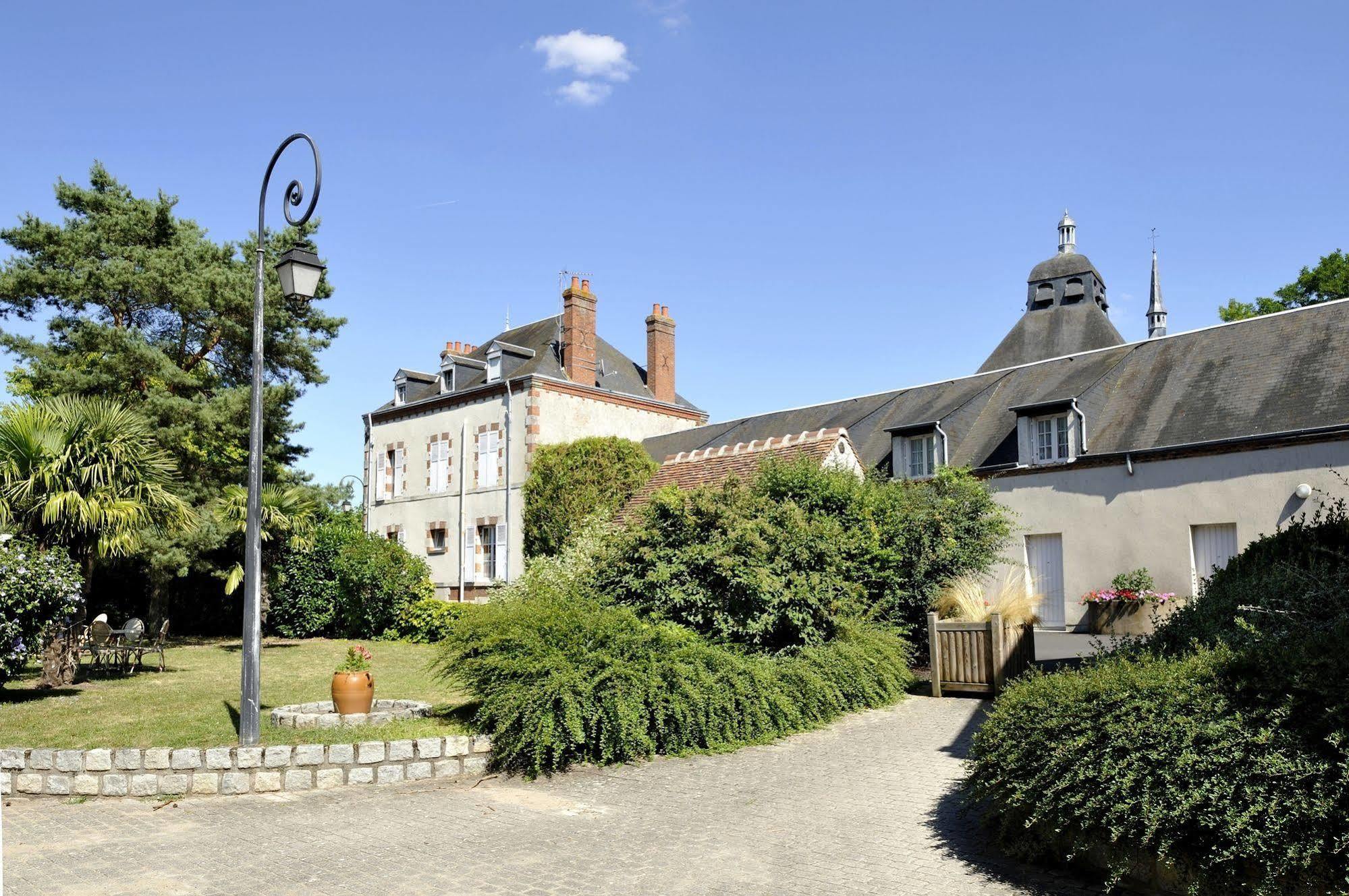 Logis Hotel Restaurant Du Labrador Saint-Benoit-sur-Loire Bagian luar foto