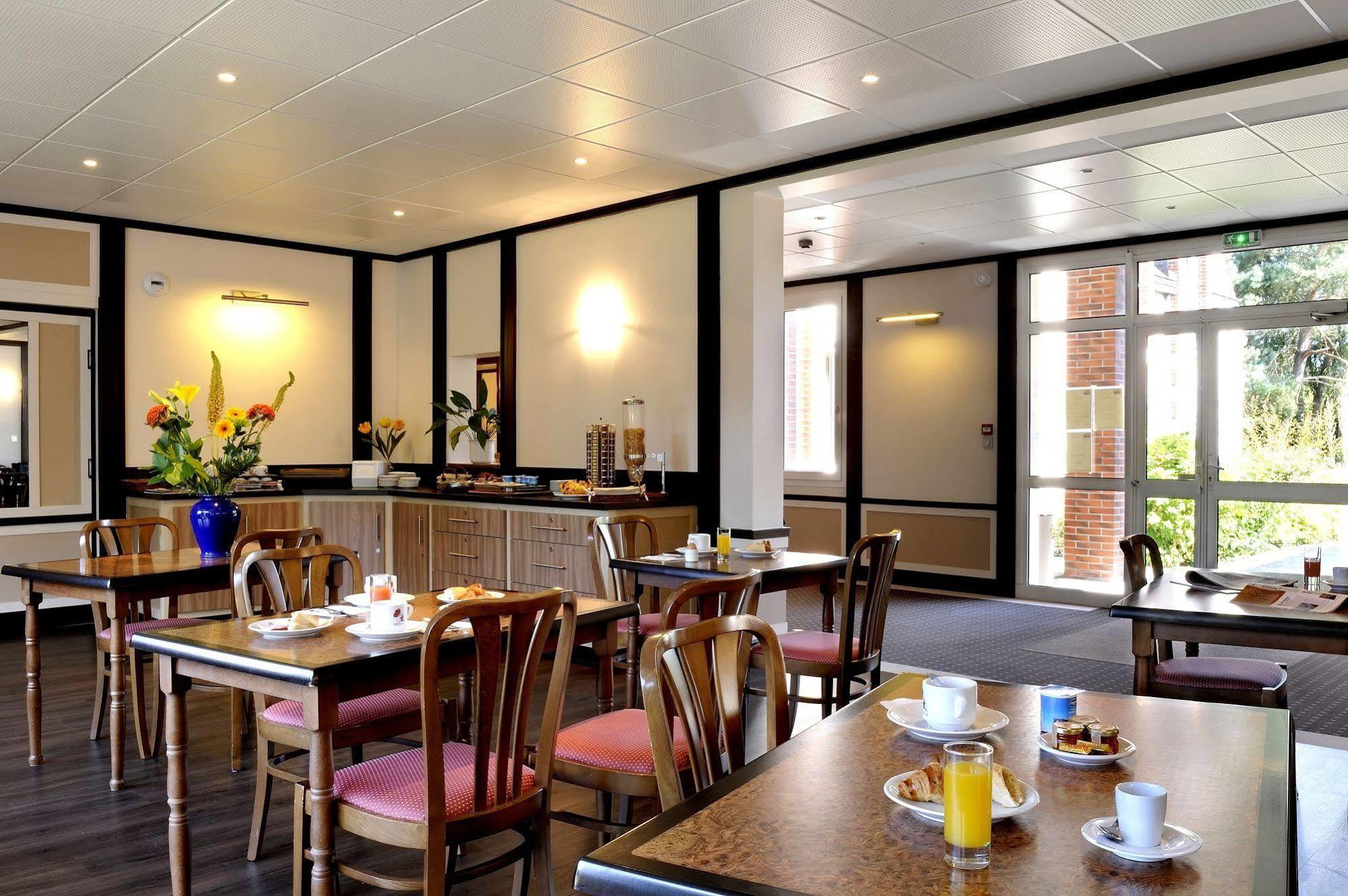 Logis Hotel Restaurant Du Labrador Saint-Benoit-sur-Loire Bagian luar foto